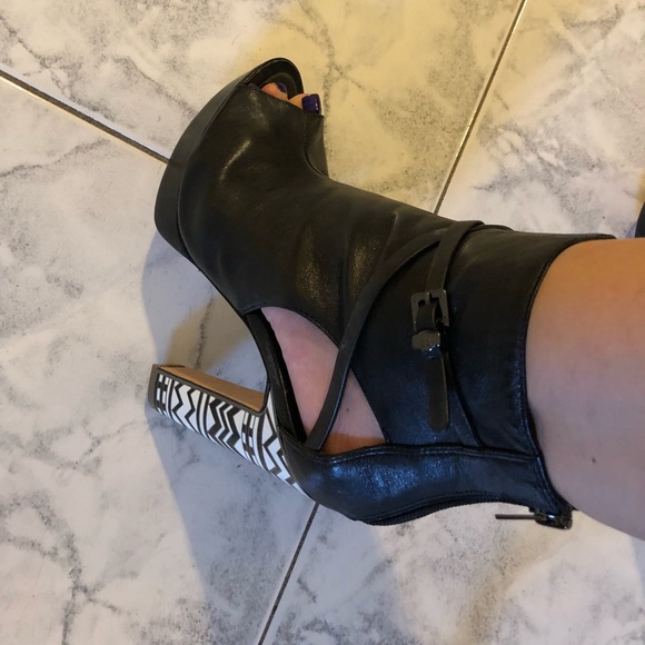 ❌SOLD OUT❌ Bcbgmaxazria cut out booties - Picture 2 of 8